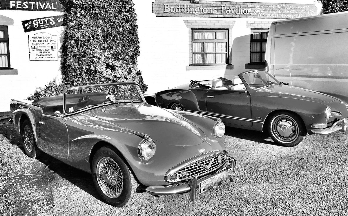 OwdNellsTavern's tweet photo. A couple of nice visitors #canalside yesterday @Daimler DAIMLER SP 250 1963 &amp; a lovely @UKVolkswagen VOLKSWAGEN KARMANN GHIA 1971 #bobbyfirmino #TFRed @GTHamlet @VintageCarClub @ClassicCar_TV @ClassicCarWeek @ClassicCars_Mag @ClassicCars_com https://t.co/7OYNrWg0rM