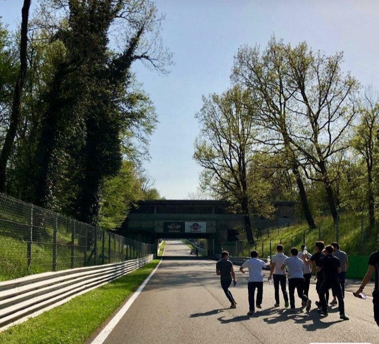Track walk 🏎 de Monza 🇮🇹 sous une forte chaleur ☀️🔥 ajoutez à cela une équipe joueuse avec des bouteilles d’eau 💧 => une douche fraîche !! 😂😂