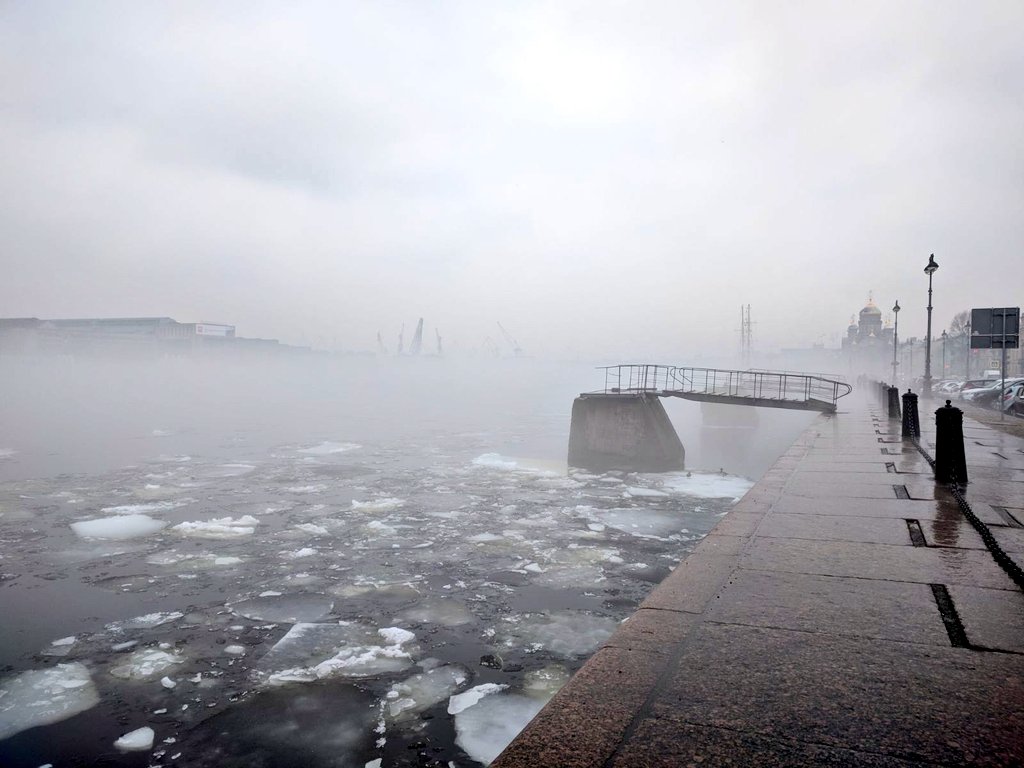 Trains2Aberdeen's tweet photo. While the weather in #StPetersburg is not good on the second day, I manage to enjoy the mother nature around the embankment of the river. https://t.co/pkyYD1FEJ0