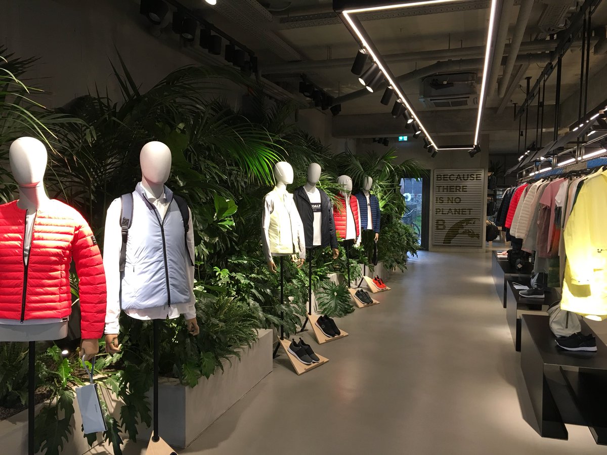 MitchBcn's tweet photo. Impressive: new Flagship Store of fashion brand @ecoalf in Berlin 💚 unique concept of great design &amp; sustainability #innovation #becausethereisnoplanetB #UpcyclingtheOceans https://t.co/XYnBzvdV3S