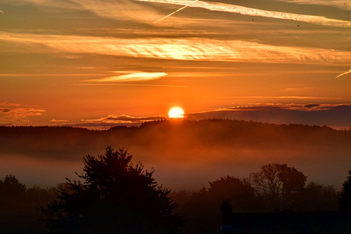 #sunrise #19/4/18 #grovesend #swansea #myview #gardenview @BBCWalesNews @ruthwignall @kelseyredmore @ItsYourWales @ShoutOutWales @WalesPhotos @WalesOnline