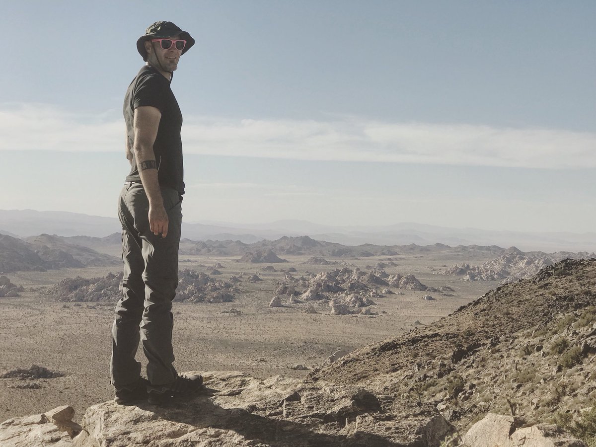 JimmyDanko's tweet photo. Made it back to the desert for this week’s hike. Fave moment: eating dinner here, atop Ryan Mountain. #ryanmountain #joshuatree #hiking https://t.co/LEi6BDNmwE