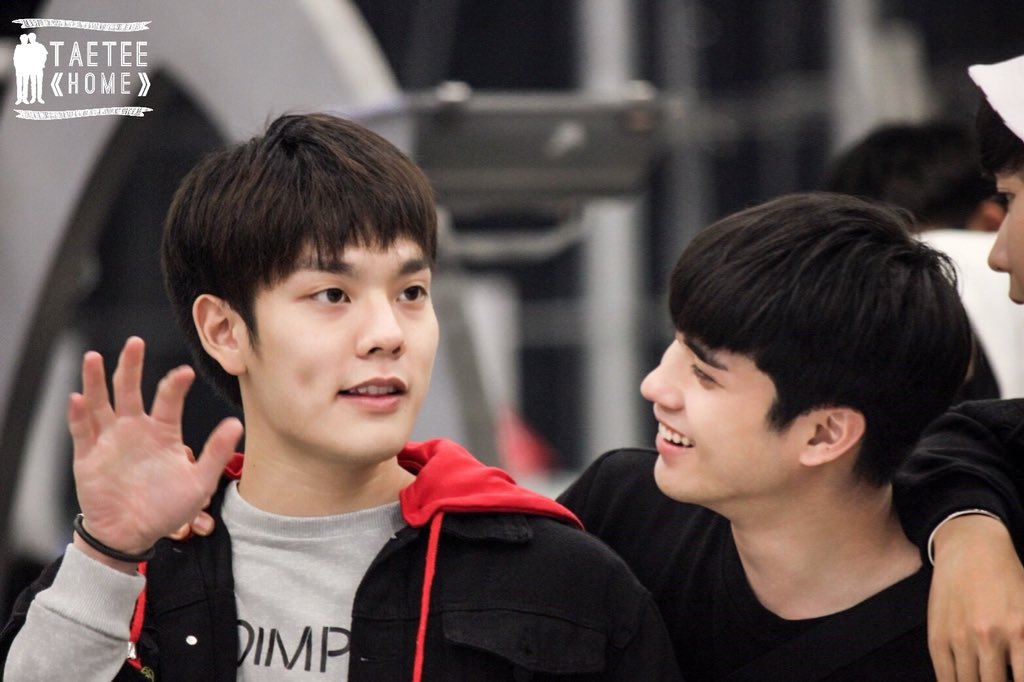 TaeTee_Home's tweet photo. เมื่อ #เหนียงลักยิ้ม ปะทะ #เต้คิม
พี่เต้ @tae_darvid  ก็อยากจะบอกตี๋ ว่า @Tee_Jaruji  แค่เพื่อนครับผมมมมมม
ตี๋ใจเย็นๆ นะ 🙏🏼🙏🏼🙏🏼🙏🏼

#อะไรอะไรก็ตี๋ 
#เต้ติสชีวิตโลเทค 
#พี่เตอร์สินกำ 
#ขุณขิมมอญ 
#เหนียงลักยิ้ม https://t.co/AGEcflJAej