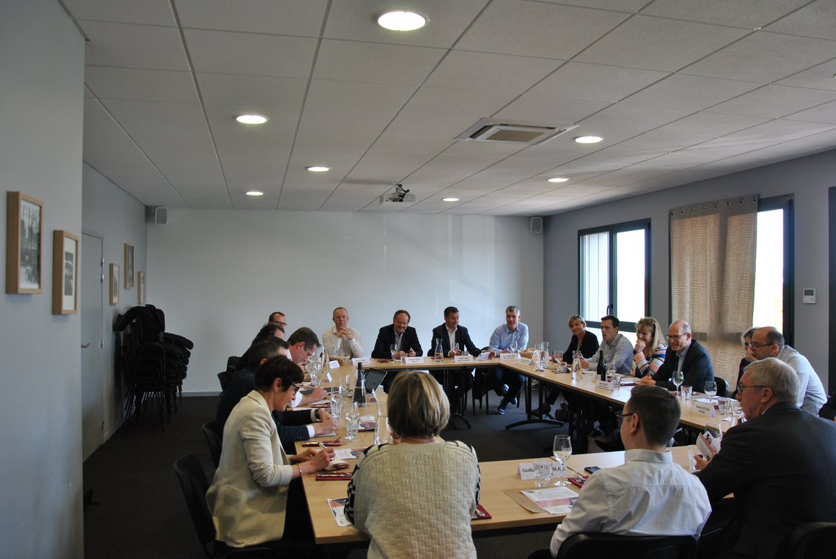 medef14's tweet photo. Avec Alexandre Wahl, directeur général d'#ADNormandie et une vingtaine de dirigeants pour échanger sur les aides aux entreprises en développement. Un projet ? Ayez le réflexe @ADNormandie https://t.co/rJu38OMHmx