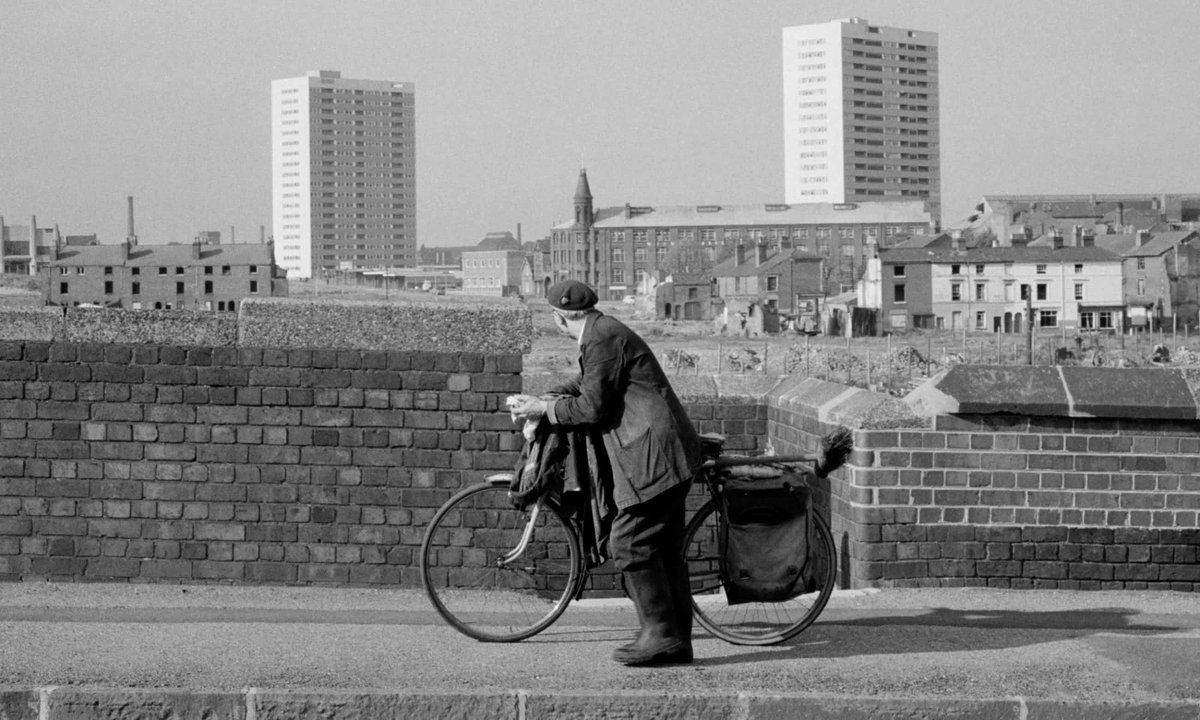 📸 These are absolutely incredible!

The ghost streets of 1960s #Birmingham - in pictures.

The housing crisis, poverty, migration and the experience of childhood (<a href="/guardian/">The Guardian</a>) bit.ly/2qEqjPH #TBT
