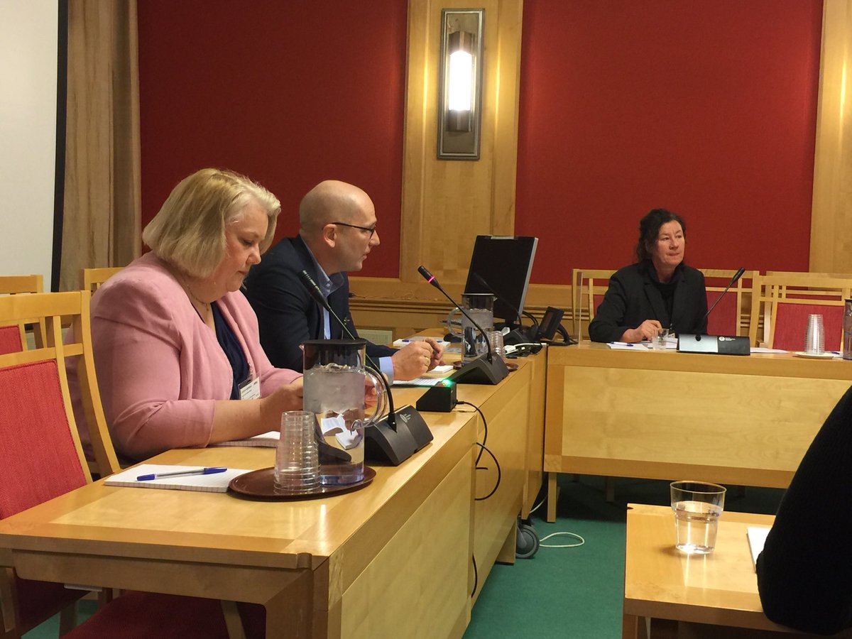 FUGforForeldre's tweet photo. Intensjonen med seksårsreformen er blitt borte på veien. Mange steder må elevene tilpasse seg skolens trange rammer, og ikke motsatt, sier FUG-leder @gunnirenmuller i høring på @Stortinget FUG støtter en evaluering til beste for de minste barna. Foreldre og elever må bli hørt. https://t.co/Ox2K1RqP9H