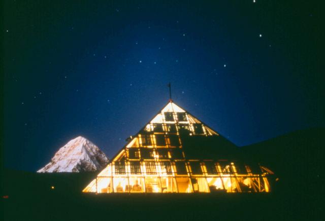 speragire's tweet image. Laboratorio-Osservatorio Piramide, a 5050 metri di quota sul versante nepalese del monte Everest #piramideCNR #Cosmobserver
evk2cnr.org/cms/it/home.ht…
Credit EvK2CNR Association  @evk2cnr