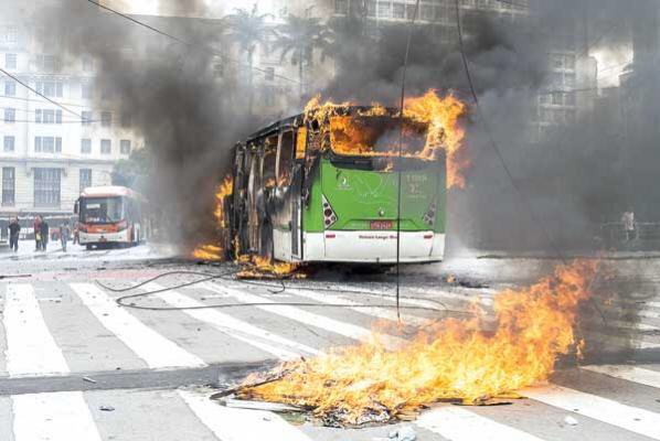 Aquest matí la nostra canalla s'ha topat amb l'autocar de la <a href="/CollaVellaSER/">Colla Vella St. Esteve de les Roures</a>. Demanem disculpes a l'altre colla de la ciutat.  #castellers