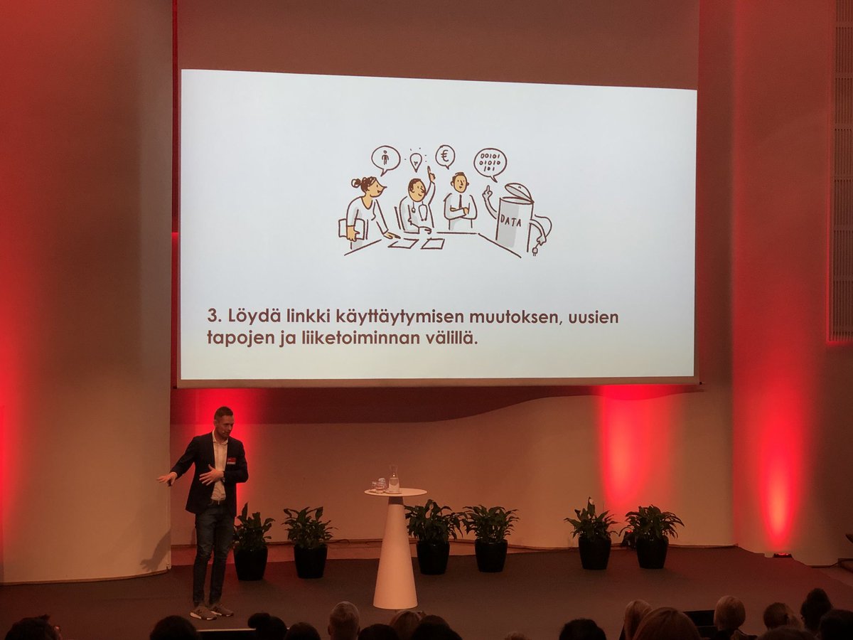 kitinkati's tweet photo. Työkaverini @jhirvonsalo #SolitaFS tapahtumassa kertomassa miten siirrytään palveluiden muotoilusta käyttäytymisen muotoiluun. Tätä kuuntelisi mielellään lisää! 

#businessdesign #servicedesign #palvelumuotoilu https://t.co/819TCPYieo