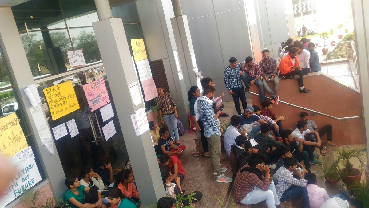 CV_shivi's tweet photo. Strike against Administration @PMOIndia @CUHengineering @ArvindKejriwal @PrakashJavdekar @INCIndia @ndtvvideos @smritiirani @HRDMinistry @10DowningStreet @namo_office @sanjivbhatt @ips
@karunanundy @RamNathGovindIN @CUHengineering https://t.co/9jNvfH9Ddl