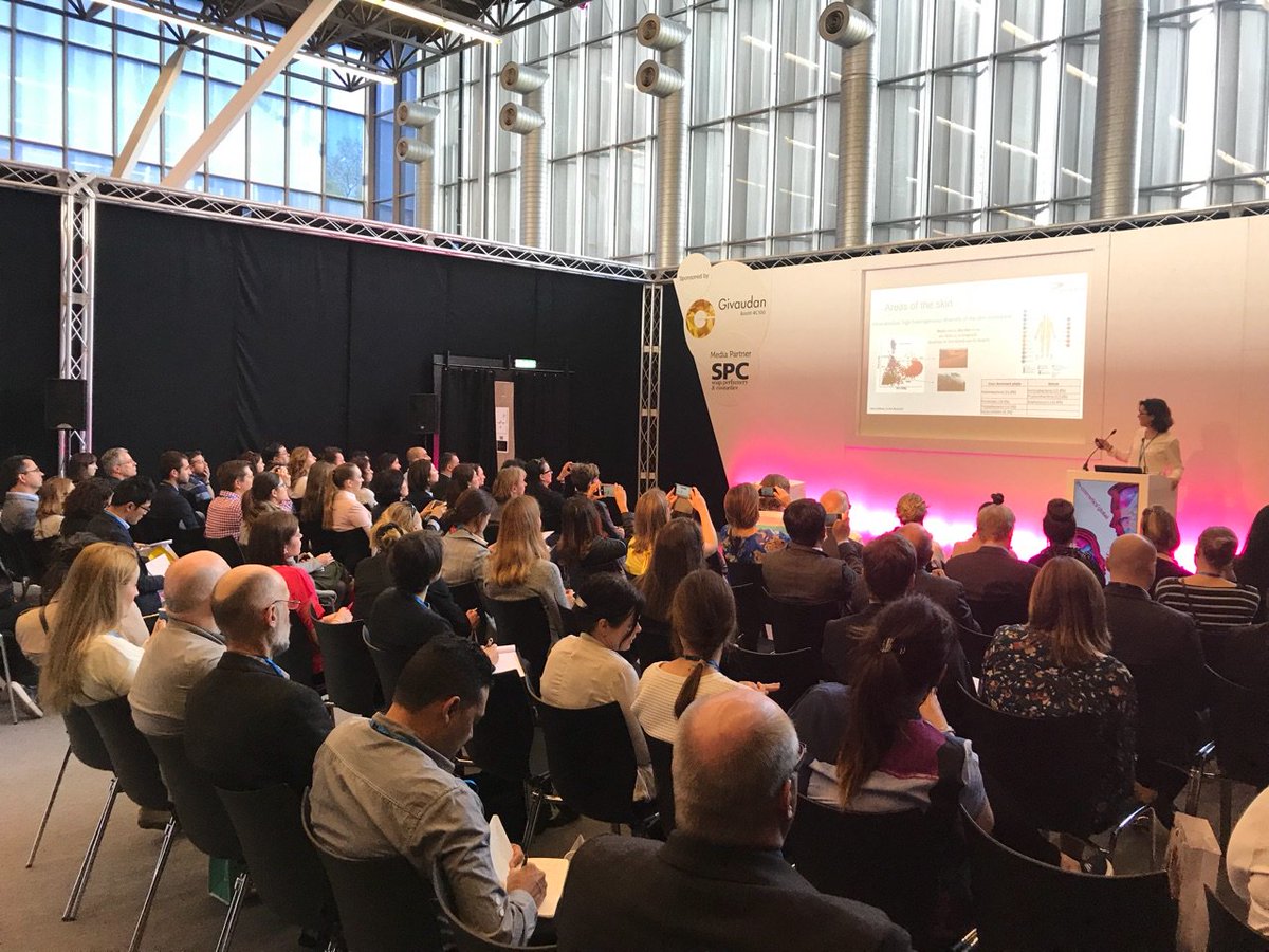 ZURKORESEARCH's tweet image. Seguimos en In Cosmetics Global 2018! En estos momentos nuestra compañera Irene Zaldívar Notario, Ph.D., MBA está impartiendo el seminario técnico &quot;Microbiome VS Skincare&quot;. Un año más con gran éxito de audiencia! #ZurkoResearch #ClinicalEvaluation #InVitroTesting