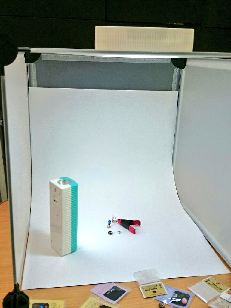 ダイソーに売ってるグッズで作れる撮影ボックスが素晴らしい フィギュアや小物の撮影におすすめです Togetter ダイソーに売ってるグッズで作れる撮影ボックスが素晴らしい フィギュアや小物の撮影におすすめです Togetter