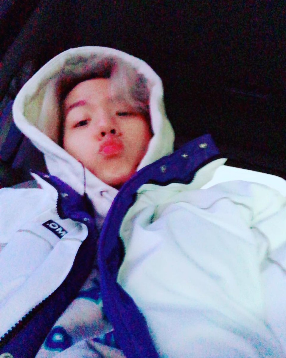 CHANBAEK_FAMILY's tweet photo. ท่าเซลฟี่ประจำที่นอกจากชูสองนิ้วก็ยู่ปากนี่แหละ ต่อให้แอคน้อยแต่ทำยังไงก็น่ารักไปหมดเลย😗 https://t.co/miX06ljLtU