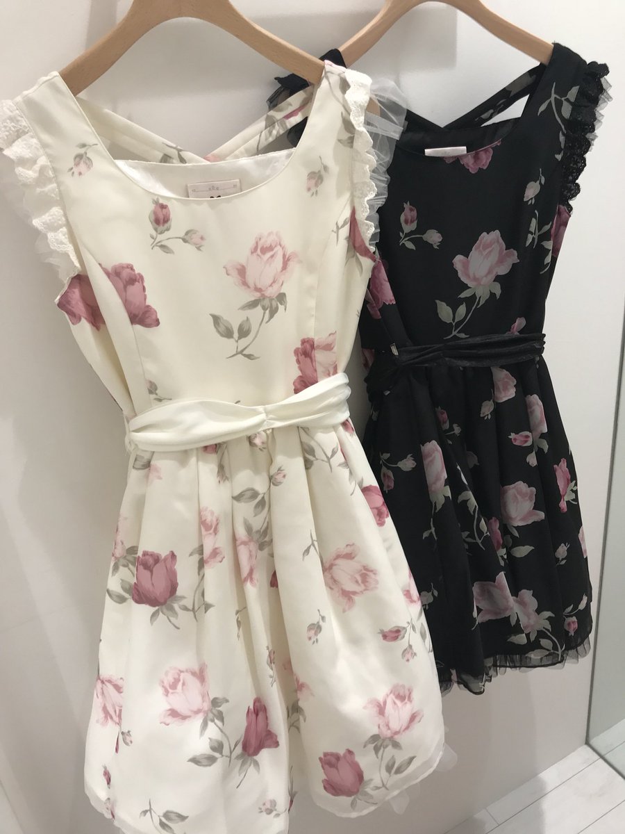 LD_sunshinecity's tweet photo. 💗mille fille closet💗

21日発売の新作たちが届きました❣️
順にご紹介させて頂きますね😍

まずはネットでも大人気の
オリジナルローズ柄ワンピース🌹
ボリュームのあるシルエットが
ロマンティックで主役級の可愛さです✨

🎀LoveMineRoseﾜﾝﾋﾟｰｽ ¥16,800+税

#ミルフィーユクロ���ゼット https://t.co/SEO2uUabiq