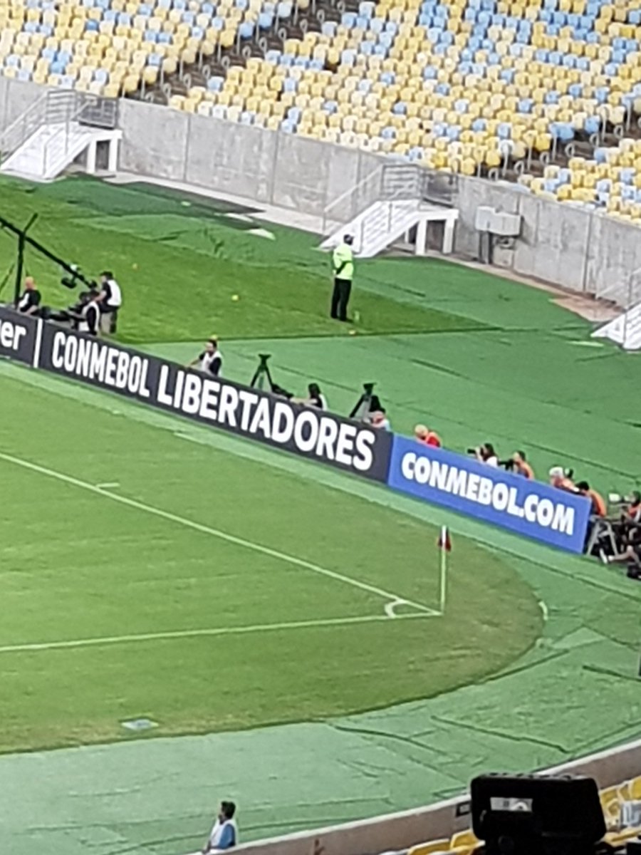 FlamengoDK's tweet photo. 1-1 endte nattens CL kamp mellem @Flamengo og Santa Fe. Kampen blev spillet uden tilskuere pga. sidste års ballade i Copa Sulamericana. Dette til trods var sikkerhedspersonalet stadig på plads.
#CRF #FLAxSFE #Flamengo https://t.co/50at7GDBDJ
