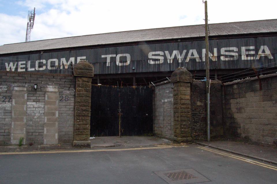 footyscan's tweet photo. Swansea City @SwansOfficial as I once remembered it! #oldstadiums #thevetch #vetchfield #1980sfootball #awaydays #footballfamily ⚽️ https://t.co/LLNoS3Lkr8