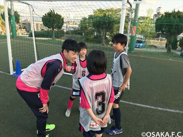 セレッソ大阪u 23 18年度の選手によるスクール訪問がはじまりました 魚里直哉 中島元彦 選手は 小学3 4年生クラスの子どもたちと試合 まずは作戦タイムです T Co 2reeowxq2t Cerezo セレッソ大阪 セレッソ大阪u 23 18年度の選手によるスクール訪問がはじまりました 魚里直哉 中島元彦 選手は 小学3 4年生クラスの子どもたちと試合 まずは作戦タイムです T Co 2reeowxq2t Cerezo セレッソ大阪