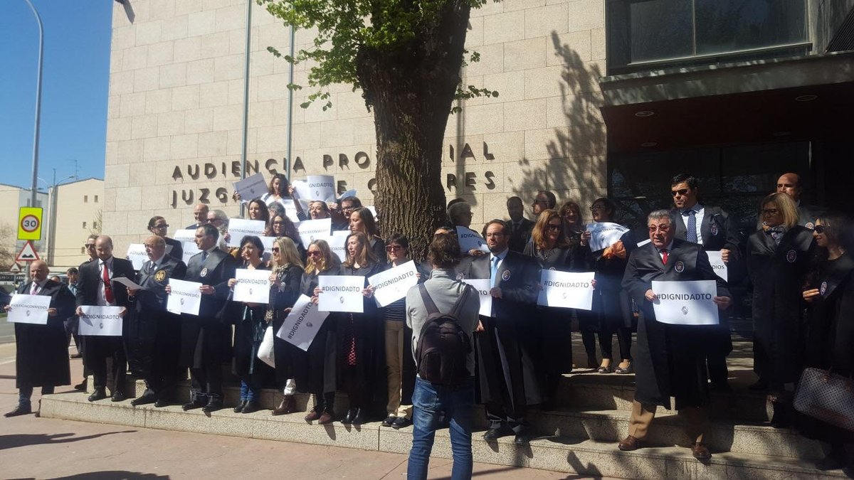noticiasCEX's tweet photo. #AVANCE | En Cáceres, en Badajoz, en Plasencia... Los abogados se han concentrado ante los juzgados para pedir la dignificación del turno de oficio #DignidadTO. Piden #JusticiaConMedios, #JusticiaIndependiente y #JusticiaParaTodos. Lo contamos en #HoraPunta📻 y #EXN1📺. https://t.co/tickRylF6C