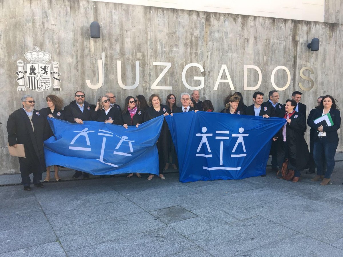 noticiasCEX's tweet photo. #AVANCE | En Cáceres, en Badajoz, en Plasencia... Los abogados se han concentrado ante los juzgados para pedir la dignificación del turno de oficio #DignidadTO. Piden #JusticiaConMedios, #JusticiaIndependiente y #JusticiaParaTodos. Lo contamos en #HoraPunta📻 y #EXN1📺. https://t.co/tickRylF6C