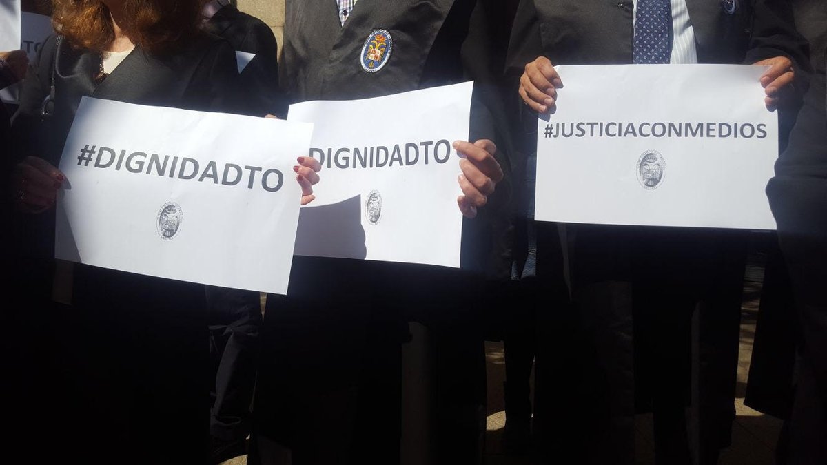 noticiasCEX's tweet photo. #AVANCE | En Cáceres, en Badajoz, en Plasencia... Los abogados se han concentrado ante los juzgados para pedir la dignificación del turno de oficio #DignidadTO. Piden #JusticiaConMedios, #JusticiaIndependiente y #JusticiaParaTodos. Lo contamos en #HoraPunta📻 y #EXN1📺. https://t.co/tickRylF6C