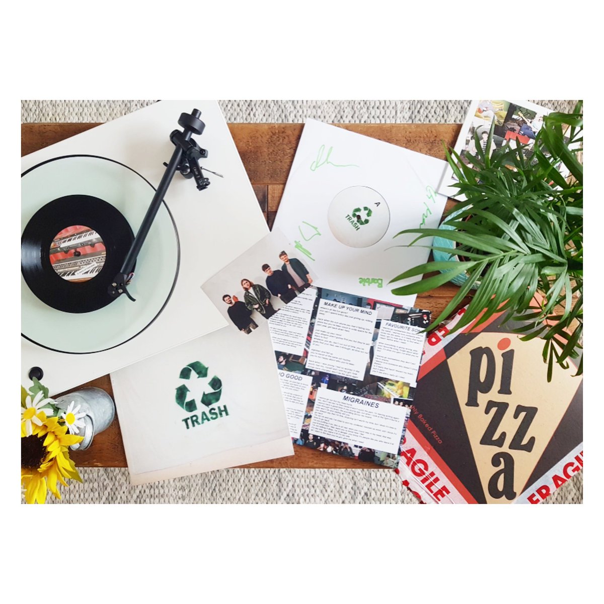 ClueRecords's tweet photo. Down to the last box of @tr4shb4nd vinyl. Just £4.99 for a slab of something that looks this pretty &amp; sounds even better ♻️
https://t.co/gca4tuMfdY
(🍕 + 🎍 not included)
📷 = @tarq182 https://t.co/cS37AfGUsf