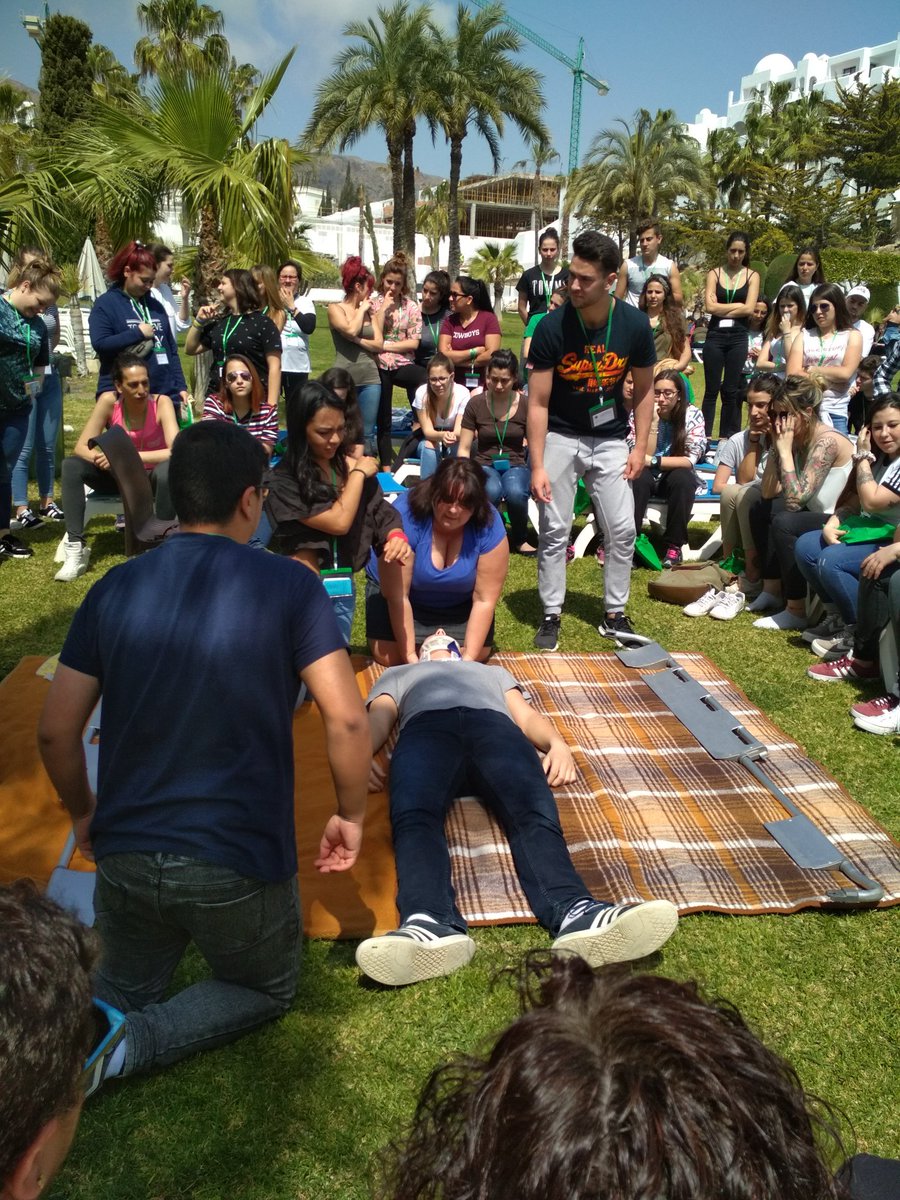 Laura_JM_'s tweet photo. Comencem la pràctica.  Immobilització de politraumatismes amb lesions cervicals i medul·lars.  #formacio #mojacar #vivencial #2TAPD @INS_Pla_Marcell https://t.co/11t3whYH1G