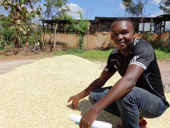 WFP_Tanzania's tweet photo. WFP's work with smallholder farmers in #Tanzania is a "game changer" according to John from Morogoro who increased his maize yield 3x per acre this year 🌽🌽🌽 https://t.co/ZchvGjHqb0