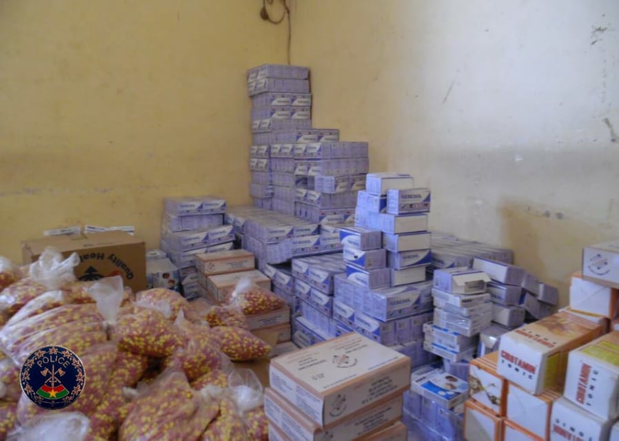 PoliceNatBF's tweet photo. Le Commissariat Central de Police de Pô, dans le Nahouri, vient de saisir 746 kg de produits pharmaceutiques contrefaits sur l’axe Pô-Ouaga. La #PoliceNatBF allie sensibilisation et répression dans la lutte contre les produits prohibés au #BurkinaFaso . https://t.co/vsicAQSvOp