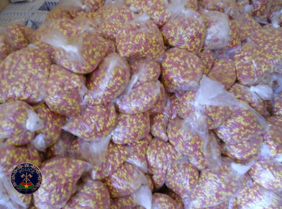 PoliceNatBF's tweet photo. Le Commissariat Central de Police de Pô, dans le Nahouri, vient de saisir 746 kg de produits pharmaceutiques contrefaits sur l’axe Pô-Ouaga. La #PoliceNatBF allie sensibilisation et répression dans la lutte contre les produits prohibés au #BurkinaFaso . https://t.co/vsicAQSvOp