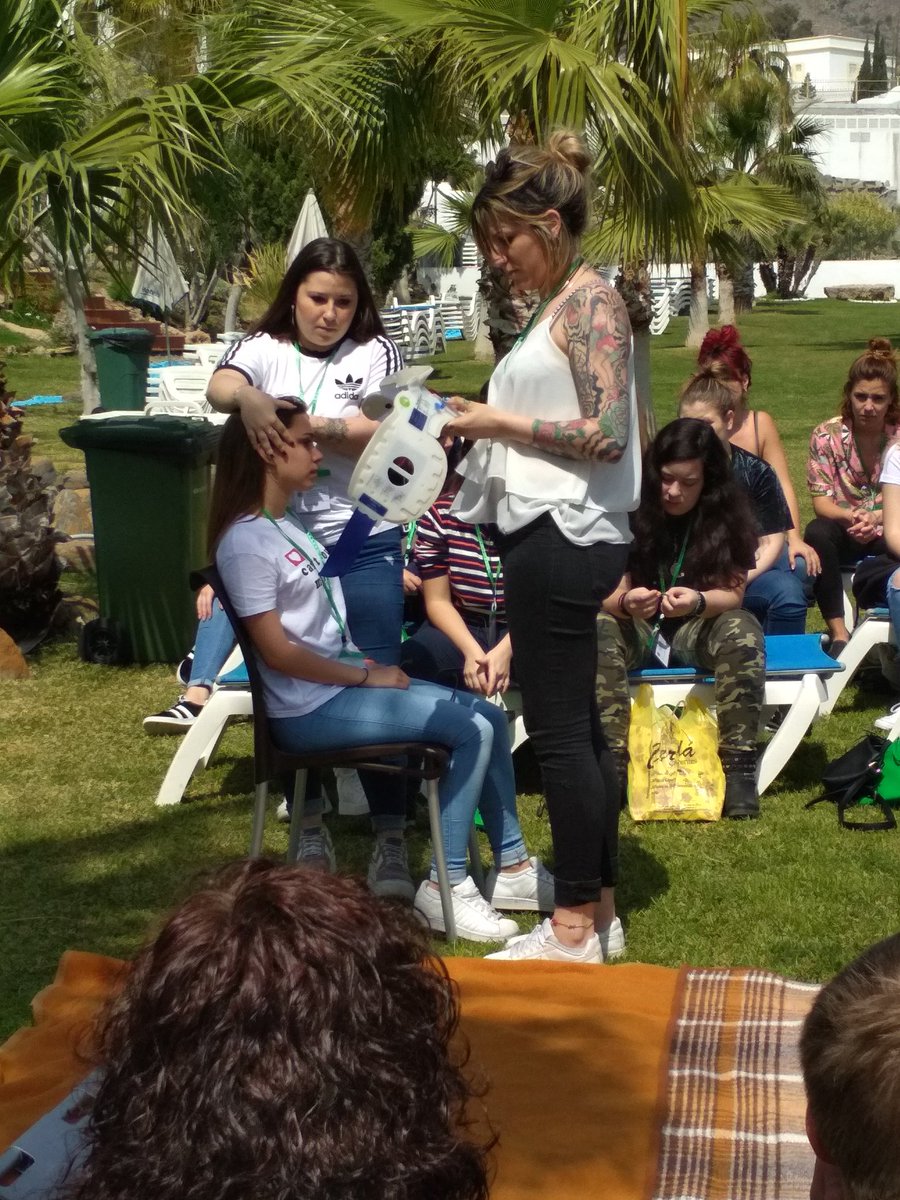 Laura_JM_'s tweet photo. Comencem la pràctica.  Immobilització de politraumatismes amb lesions cervicals i medul·lars.  #formacio #mojacar #vivencial #2TAPD @INS_Pla_Marcell https://t.co/11t3whYH1G