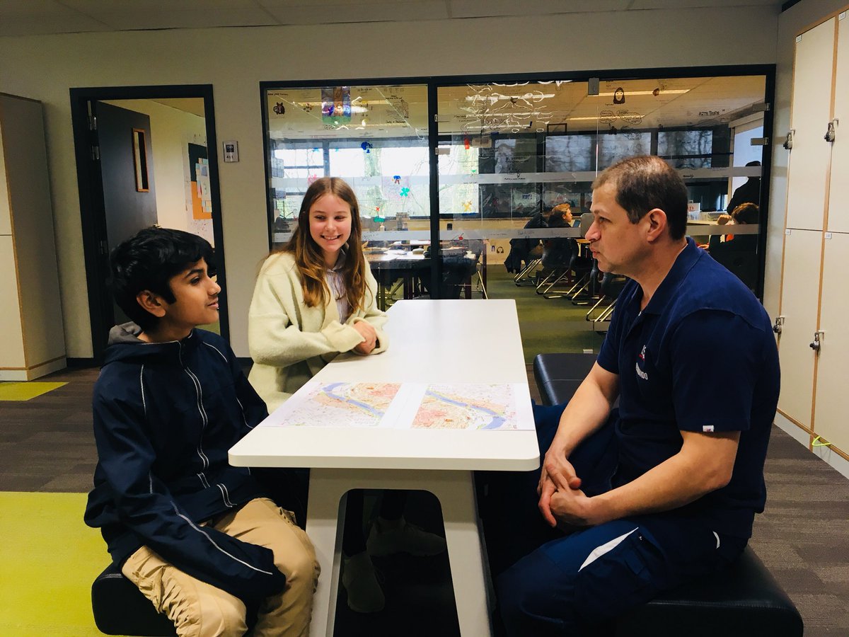Vanderveken19's tweet photo. Spanish 1 students meeting Fernando Jimenez, ISB worker from Colombia #realinteraction #mslearns #ISB https://t.co/XoqZTXgNFm