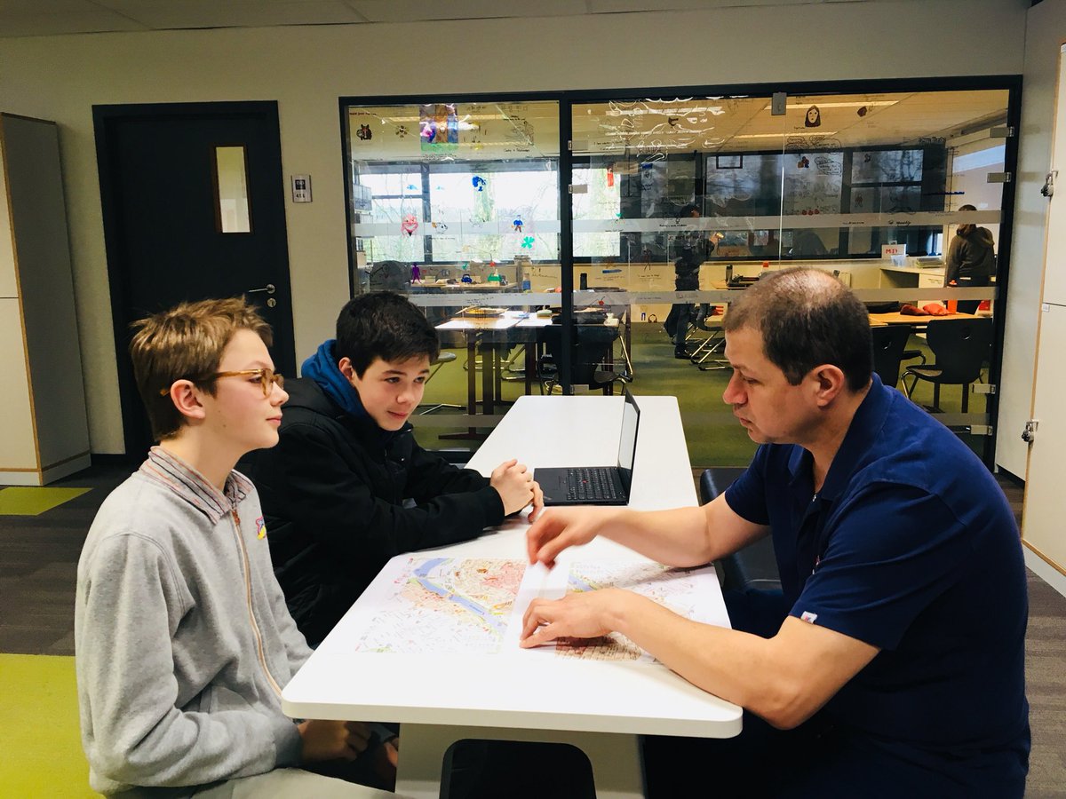 Vanderveken19's tweet photo. Spanish 1 students meeting Fernando Jimenez, ISB worker from Colombia #realinteraction #mslearns #ISB https://t.co/XoqZTXgNFm