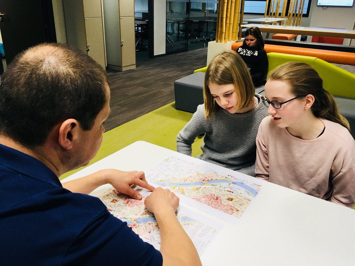 Vanderveken19's tweet photo. Spanish 1 students meeting Fernando Jimenez, ISB worker from Colombia #realinteraction #mslearns #ISB https://t.co/XoqZTXgNFm