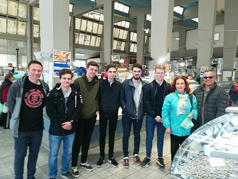 Questi sono i prodotti tipici del nostro mare. Gli studenti in visita al mercato li hanno apprezzati tanto!