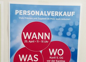 Da kommt man nichtsahnend in die Redaktion und muss von einem Plakat im Treppenhaus erfahren, dass man bald woanders arbeitet. Ein Fall für den Betriebsrat? ;-) <a href="/DIEZEIT/">DIE ZEIT</a>