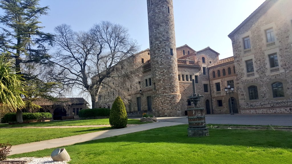 PT_Vino's tweet photo. ¡Hoy estamos en un entorno privilegiado! @irtacat nos recibe en una visita guiada y cata en el marco del programa #ALIBER2018 @esFIAB https://t.co/rfYquQbKc1