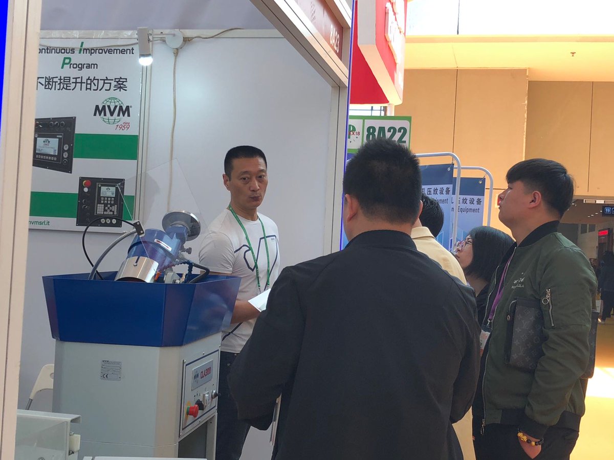 Affilella's tweet photo. Bringing #technology to the other side of the world!
#Cidpex #China #blades #Affilella #sharpeners https://t.co/yZMqM39Fb8