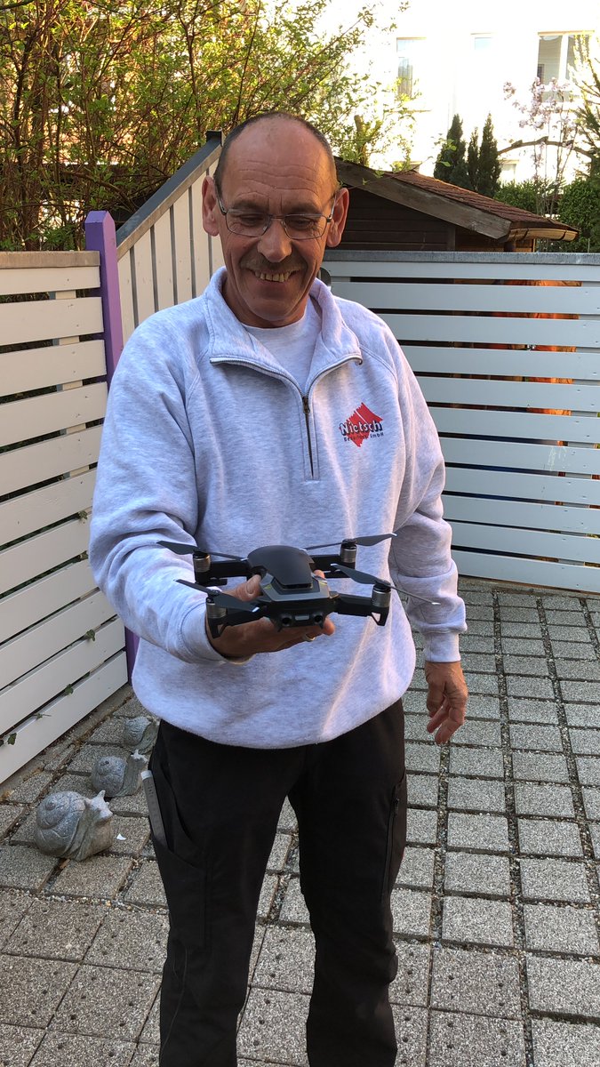 DTACKGmbH's tweet photo. Diese Woche war es soweit. Der Gewinner unseres Gewinnspiels im Rahmen der Dach + Holz in Köln konnte sich über seine DJI Mavic Air freuen. Sowohl unser Profi-Berater als auch der Gewinner Herr Nietsch aus Reutlingen freuen sich sichtlich bei der Übergabe. Wir wünschen viel Spaß! https://t.co/S9tNCUUcIU