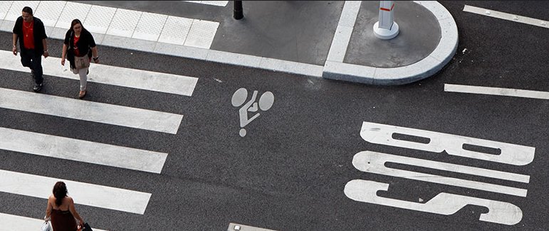 Anne_Hidalgo's tweet photo. Les accidents de la circulation sont en baisse à #Paris ! 
Moins de voitures, plus d'espaces sécurisés pour les vélos et les piétons = une voie publique plus sûre et apaisée. On continue !
🚲🚲🚲🚶‍♂️🚶‍♀️#vélo 
👉 https://t.co/GG7BkAohP5 https://t.co/Vq5RTxwOwG