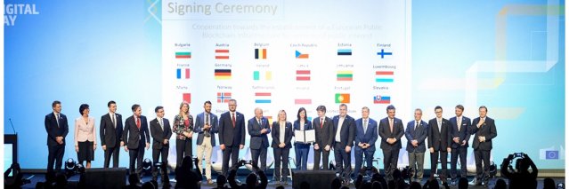 ThomasAzpitarte's tweet photo. "📢 La Commission et le Conseil européen ont signé la déclaration commune de Partenariat Européen sur la Blockchain. 🤝 L’objectif est de favoriser la concurrence et d’appliquer la technologie à des projets publics transfrontaliers dès 2019."... https://t.co/uqRj4w968P https://t.co/003lvYeUA5
