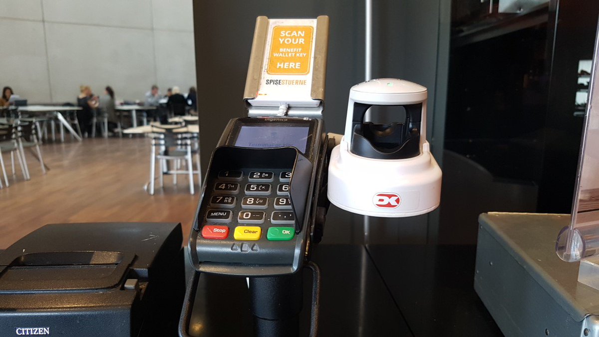 NetsDanmark's tweet image. Nu flytter #Dankort ind i din pegefinger. 

​I denne uge begynder vi en stor test på @CBScph, hvor danskerne kan betale i kantinen helt uden fysisk Dankort og mobil. En finger er nok. 

bit.ly/2qM8KNB #dkfinans #dkbiz #fintechdk