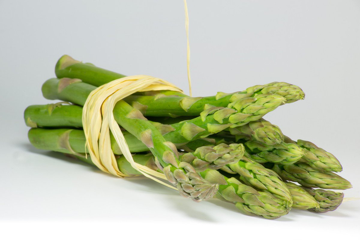 Gli #asparagi sono #LongevitySmartfood grazie alla #quercetina. Ma la molecola smart non è l'unico regalo che ci fanno: ricchi di fibre e poveri di calorie (24 per 100 g), contengono acido folico, vitamina C, vitamina K... #dietasmartfood facebook.com/dietasmartfood…