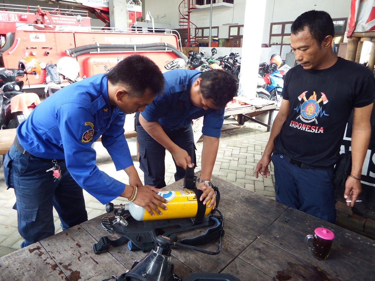 damkarsurakarta's tweet photo. Praktek bongkar pasang dan pengisian SCBA dalam mengisi waktu luang. https://t.co/d0EHwFGu4G