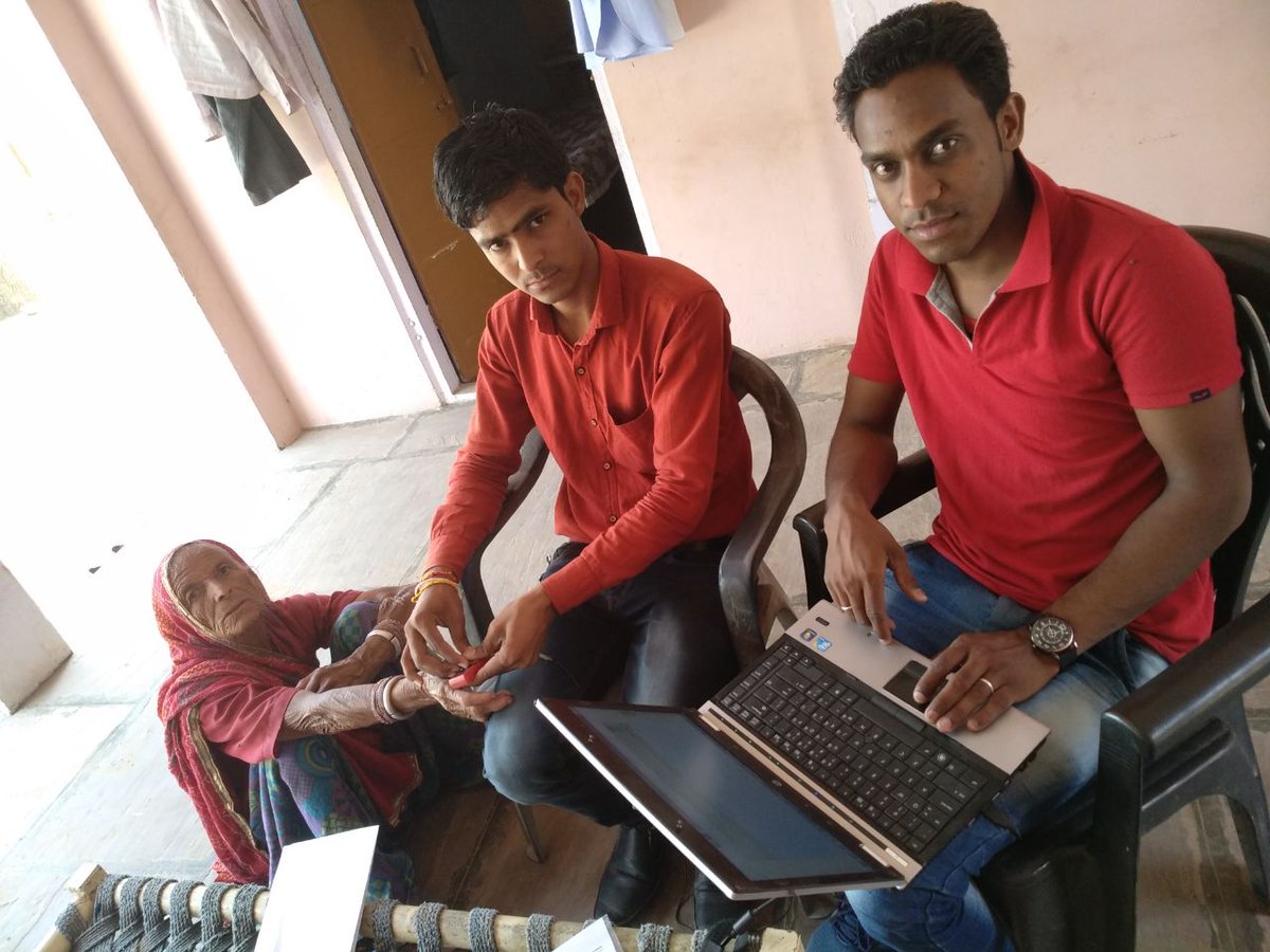 CSCegov_'s tweet photo. VLE Ghanshyam Kandel of #Chithwadi village in #Jaipur has provided #JeevanPraman at home for seven bed-ridden citizens to avail pension benefits from government as part of #AmbedkarJayanti celebration. https://t.co/AJZ8O2ztXs