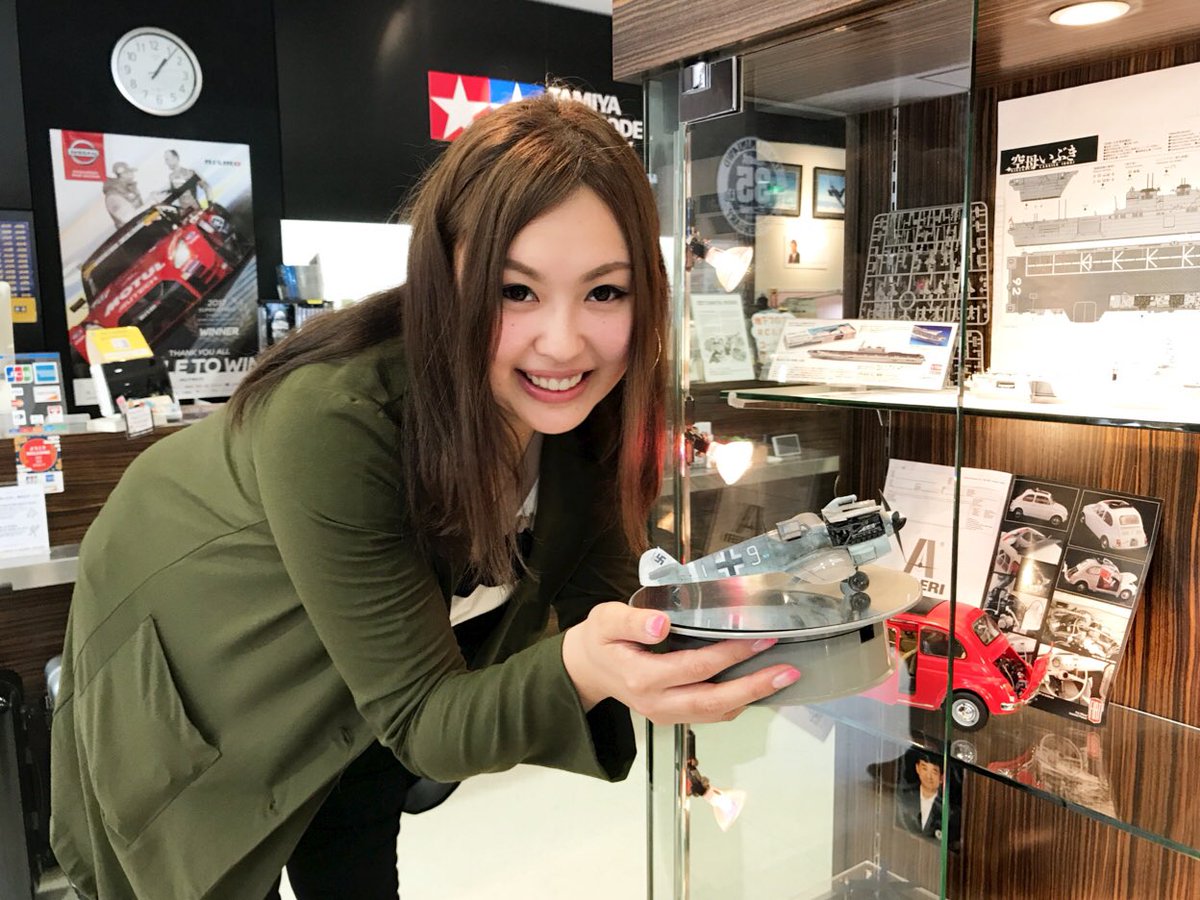 タミヤ プラモデルファクトリー 新橋店 雑誌 スケールアヴィエーション の美人編集者 ミナミさんが今号掲載の石坂浩二さん製作の1 48 Bf109g 6を新橋店での展示用に持ってきてくださいました Shs前くらいまでお借りする予定です