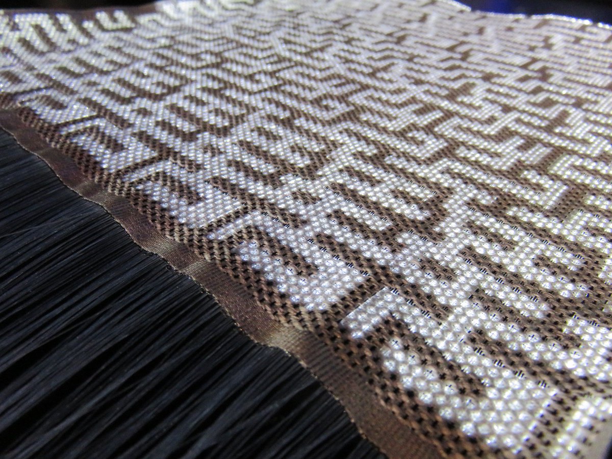 Grâce à la technologie de tissage Jacquard fil à fil, le textile lumineux Lightex à base de fibre optique peut prendre une multitude de motifs #JeudiPhoto #picoftheday