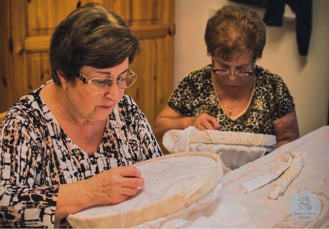 ‘Manu priziusi!’ ...mani preziose come i meravigliosi ricami che creano. @emeroteca_iblea #igersragusa #bestoftheday ift.tt/2HuUcMK