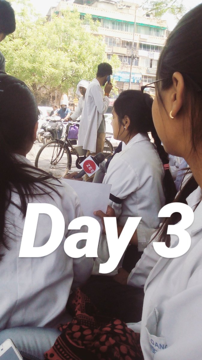 doc_saaab's tweet photo. #justiceformims
PROTEST CNTINUES
All the GIRLS n boys are sitting here on the footpath day and night from 3 days now . 
Future of 148 MBBS students is in danger .
@narendramodi
@ArvindKejriwal
@ChouhanShivraj @JPNadda @sudhirchaudhary @RajatSharmaLive @ravishndtv @anjanaomkashyap https://t.co/HkXVNjzDYM
