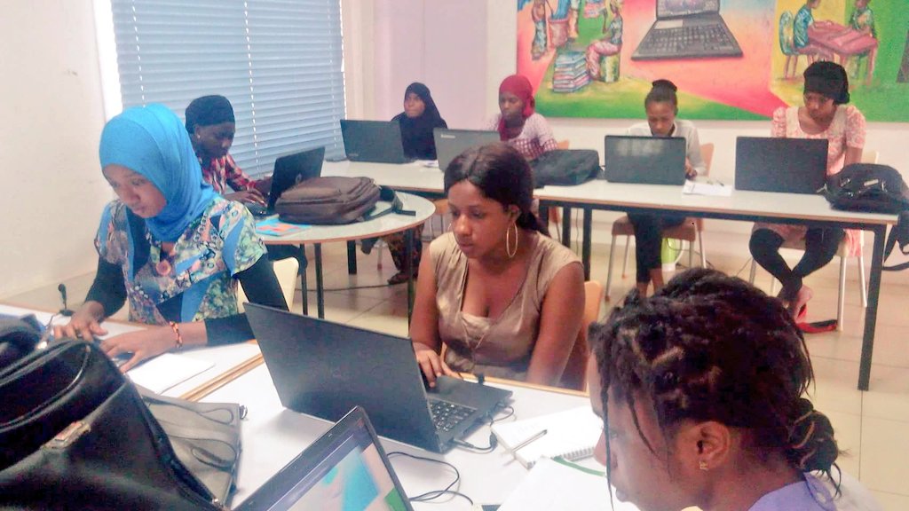 saboutech's tweet image. #Sabouguineancoders poursuite des formations. Au total 63 modules vont être dispensés à ces 25 jeunes femmes sur une periode de 3 mois. #womenincode #kibaro #Guinée @OIFfrancophonie #entrepreneuriat #numérique #autonomisation