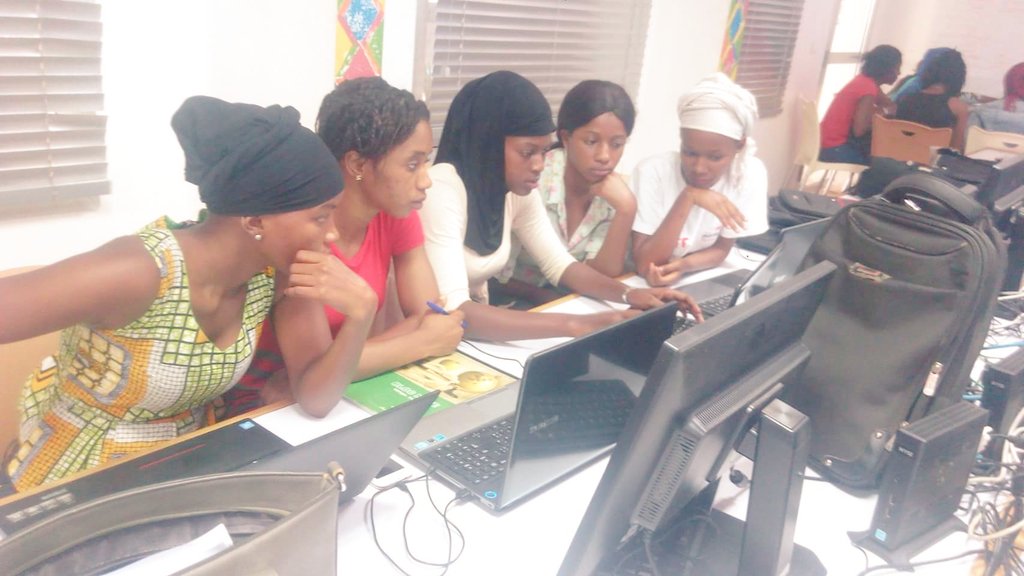 saboutech's tweet image. #Sabouguineancoders poursuite des formations. Au total 63 modules vont être dispensés à ces 25 jeunes femmes sur une periode de 3 mois. #womenincode #kibaro #Guinée @OIFfrancophonie #entrepreneuriat #numérique #autonomisation